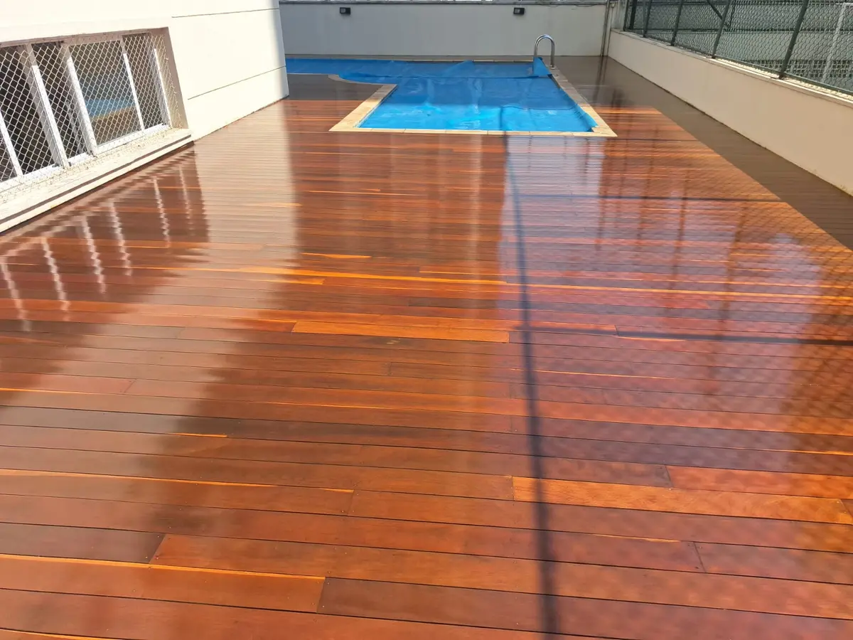 Deck largo ao redor da piscina coberta no terraço, Aplicadora Embuarte